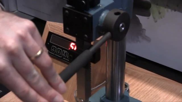 Dimostrazione di resistenza per Gorilla Glass 2 al CES 2012 смотреть онлайн