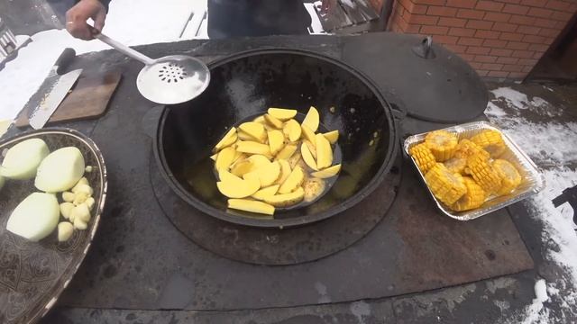Снежок съел курицу. Курица с картошкой в казане. смотреть онлайн