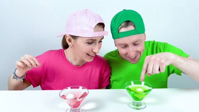 Pink Food VS Green Food Challenge by HaHaHamsters смотреть онлайн