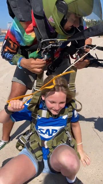 Congratulations Mia! You're a skydiver! #firstskydive смотреть онлайн