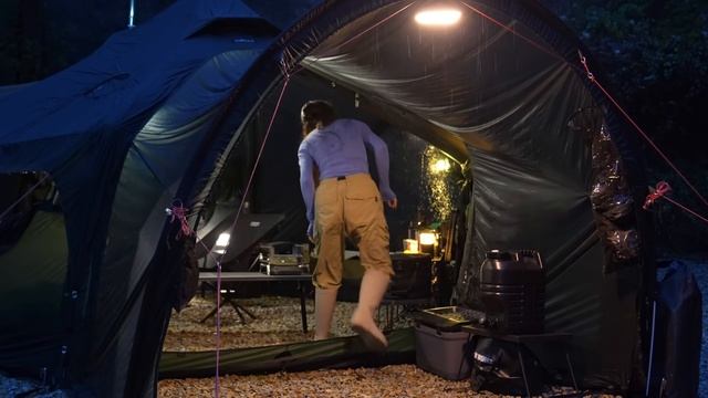 ИНТЕРЕСНАЯ НАДУВНАЯ ПАЛАТКА В ФОРМЕ КОСМИЧЕСКОЙ СТАНЦИИ ДЛЯ КЕМПИНГА С ДРОВЯНОЙ ПЕЧЬЮ ПОД ДОЖДЕМ смотреть онлайн