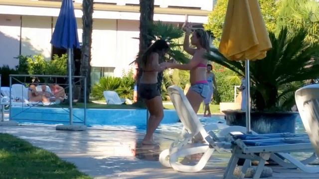 Sexy Teens Twerking Dance in pool смотреть онлайн