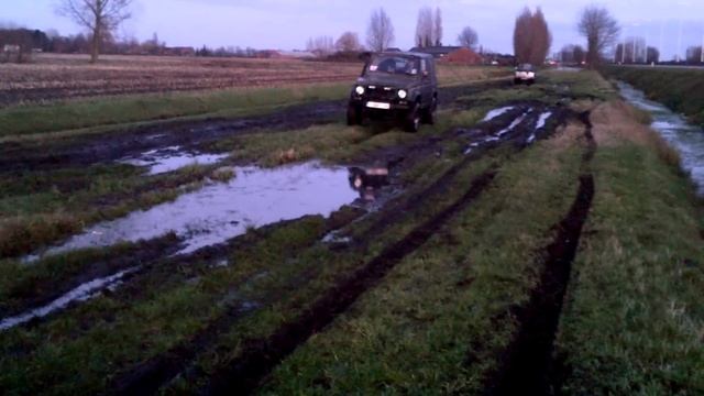 Suzuki Samurai in a mud pit смотреть онлайн