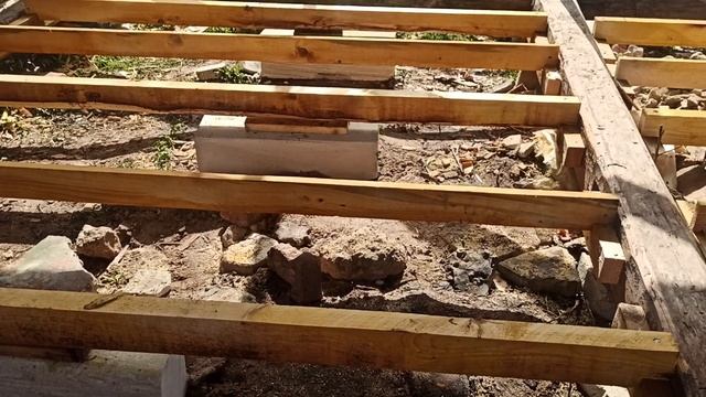 Нашел помощников и мы сделали лаги пола в мастерской из бревна и палок 5 на 6 метров своими руками. смотреть онлайн