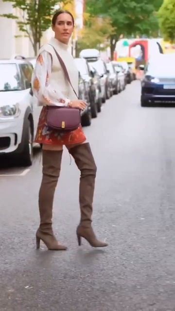 Channelling a bit of Carrie today.. #sexandthecity #kneehighboots #miniskirt #ootd смотреть онлайн