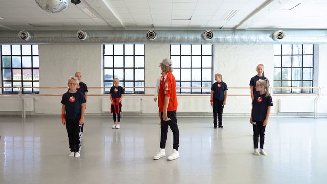 DANS FOR BARN | KLOKKA Med Studio Nille смотреть онлайн