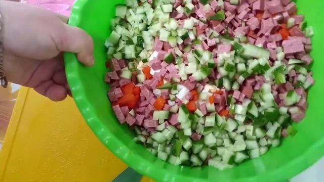Домашняя кухня.Оливье с свежим огурцом и колбасой смотреть онлайн