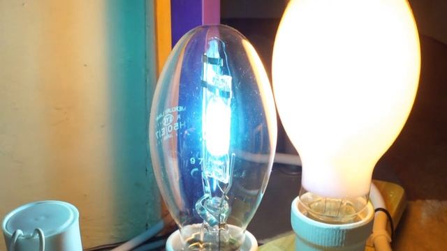 EYE 50W MB-U lamp ignition and arc tube closeup смотреть онлайн