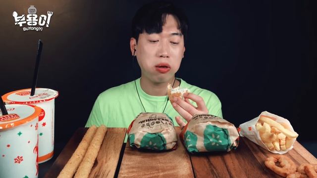 [ASMR] 햄버거는 역시? 버거킹 햄버거(ft.치즈스틱,어니언링) 먹방ㅣBurger King hamburgerㅣASMR MUKBANGㅣ смотреть онлайн