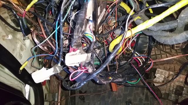 фольксваген вента(кондиционер) разбираюсь с проводкой под парпризом.Ч3 смотреть онлайн