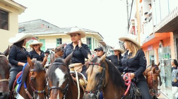 STUNNING WOMEN MASTERING THE ART OF RIDING | #latina #beautifulwomen #cowgirl #horseriding