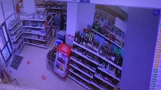 В Анапе 33-летний мужчина напал с ножом на продавца магазина смотреть онлайн