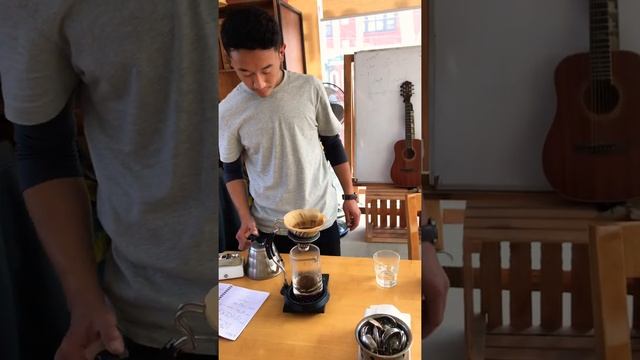 Drip coffee (V60) pouring technique ☕️ смотреть онлайн