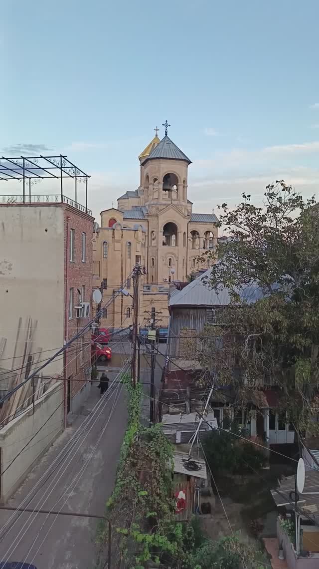 Вид с крышной террасы одного из отелей в районе Авлабари в Тбилиси. смотреть онлайн
