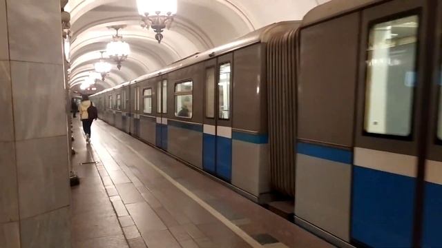 81-740.4/741.4 на станции Комсомольская // Кольцевая линия // парад поездов смотреть онлайн