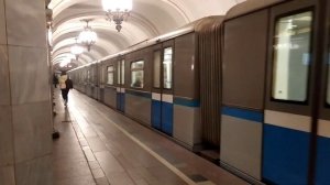 81-740.4/741.4 на станции Комсомольская // Кольцевая линия // парад поездов