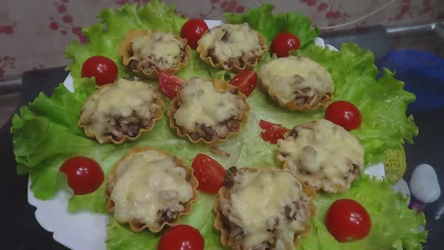 Запеченые тарталетки с курицей и сыром смотреть онлайн