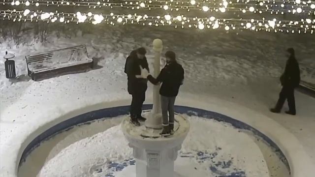 В Дубне с фонтана в десятый раз украли голубя смотреть онлайн