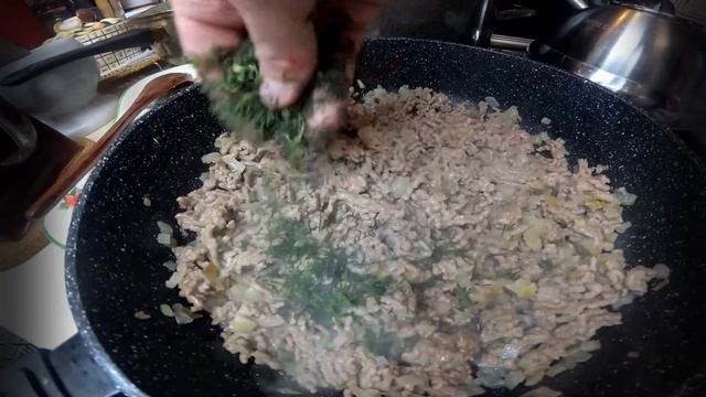 Стручковая фасоль с мясным фаршем на сковороде. смотреть онлайн