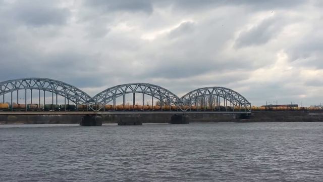 Тепловоз 2ТЭ10У-ХХХХ, с грузовым поездом следует по мосту через р. Даугава смотреть онлайн