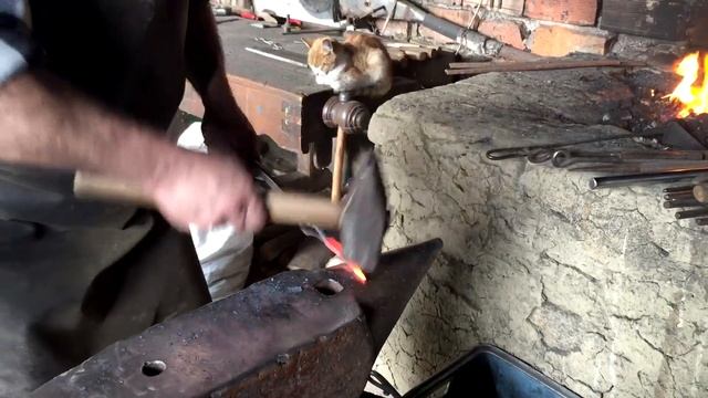 Horse head shaped flint striker - hand forged / Коване на чакмак смотреть онлайн