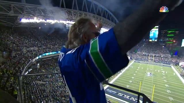 Brian "The Boz" Bosworth raising the 12s flag in Seattle 🔥🔥 смотреть онлайн