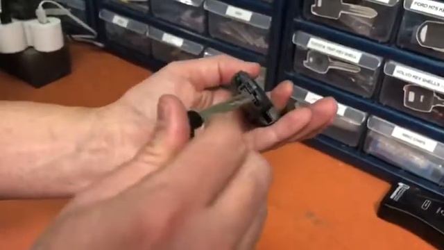 The Keyless Shop presents How to replace battery in BMW smart remote key смотреть онлайн