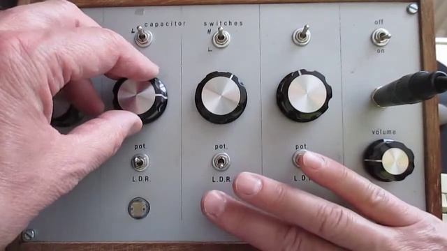 CD4093 Oscillator смотреть онлайн