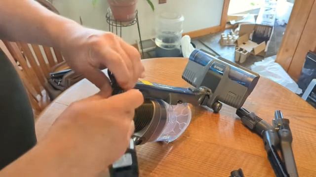 Shark Rocket PowerFins Cordless Vacuum on Carpeted Staircase смотреть онлайн