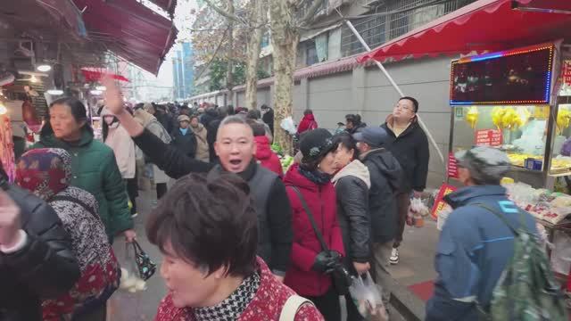 Рынок уличной еды в Гуйяне, Китай: множество традиционных китайских закусок. смотреть онлайн