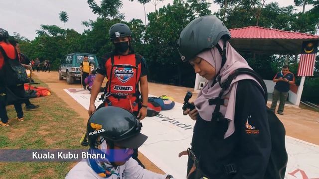Exciting experience flying above the trees and rivers | Tandem paragliding Malaysia смотреть онлайн