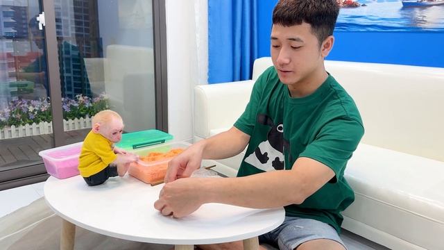 Jic Jic plays with kinetic sand and cleans the living room with his dad смотреть онлайн