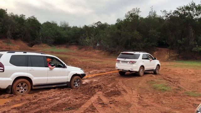 "Kids", Prado, Fortuner and some mud! смотреть онлайн