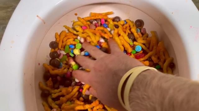 Will it Flush? Coca Cola, Fanta, Mentos, Plastic Balls, M&M's, Sour Patch, Candy, Sprite, Skittles смотреть онлайн