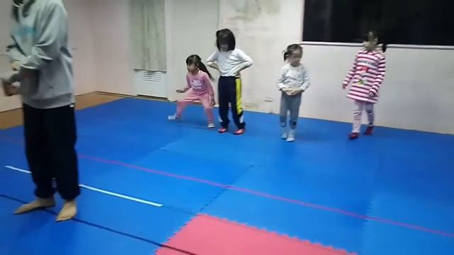 2018/1/10(9) 烏龍盤打 Улонг Панда смотреть онлайн