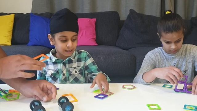 Jaap and Harleen playing with magnetic blocks смотреть онлайн