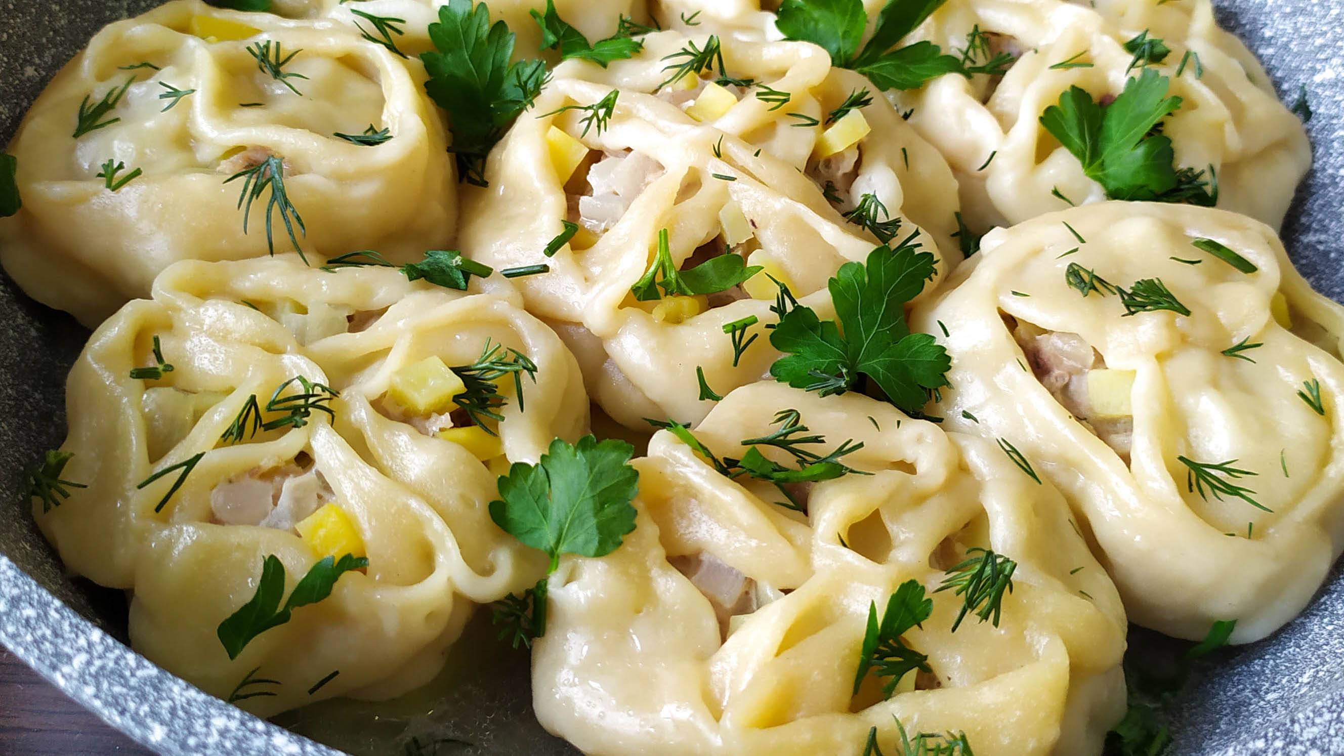 СОЧНЫЕ И АРОМАТНЫЕ МАНТЫ БЕЗ МАНТОВАРКИ И ПАРОВАРКИ 🥘 Вкуснейший Обед или Ужин на Сковороде! смотреть онлайн