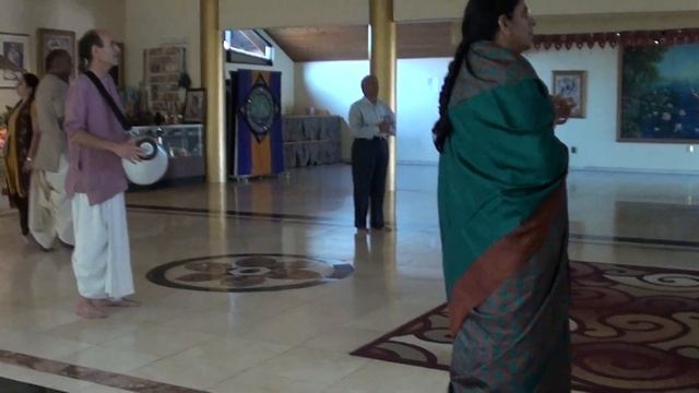 Chakri das Chanting Maha Mantra in ISKCON Phoenix смотреть онлайн