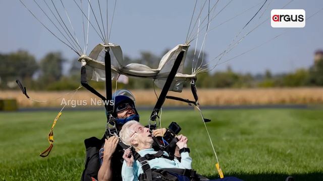 'Age Is Just A Number:' 104 Year Old Jumps From Plane To Break Record For Oldest Skydiver смотреть онлайн