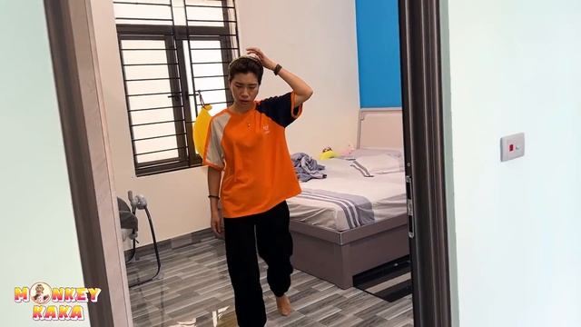 Monkey Kaka said goodbye to Monkey Mit before leaving home смотреть онлайн