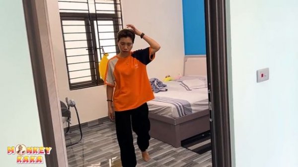 Monkey Kaka said goodbye to Monkey Mit before leaving home