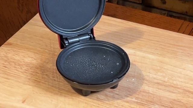 Cooking An Egg On A Dash Mini Griddle смотреть онлайн