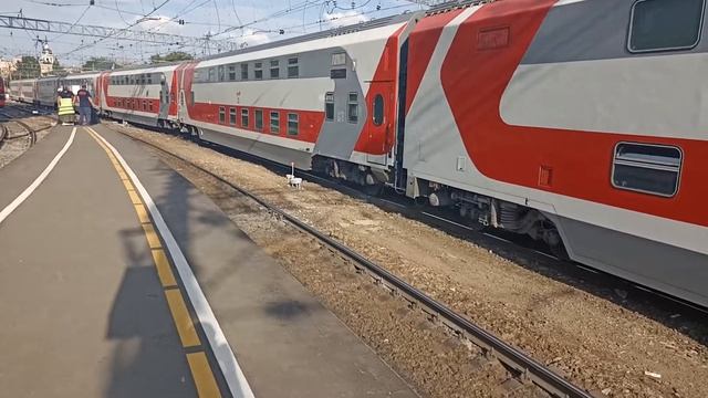 ТЭМ18ДМ-1779 подает вагоны для посадки. Москва Казанская смотреть онлайн