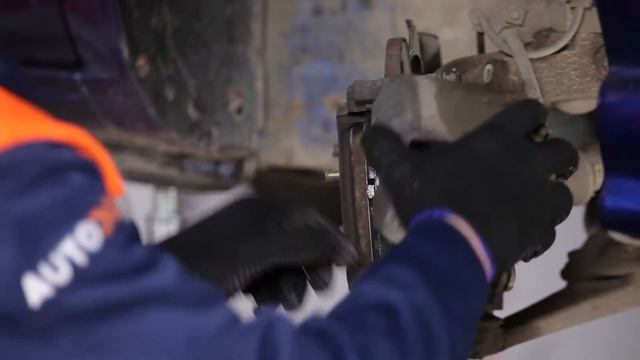 Kaip pakeisti priekinių stabdžių kaladėlės Rover 25 | Pamoka HD смотреть онлайн