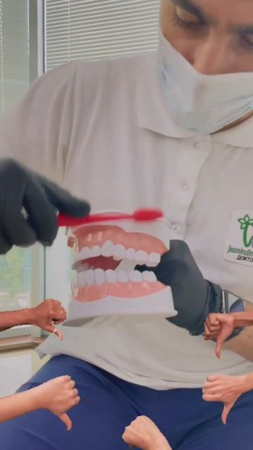 Чистить зубы нужно правильно ✅ #стоматолог #чистимзубы #доктор #стоматология смотреть онлайн