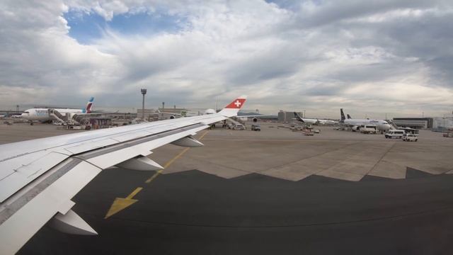 Swiss A220-300 fast morning takeoff in Frankfurt I 4K60 смотреть онлайн