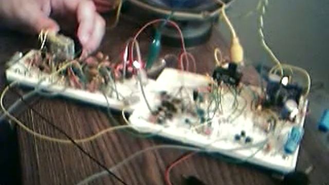 Homemade FM superheterodyne using basic transistors. смотреть онлайн