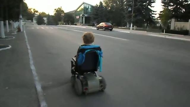 :) Первый выезд после заточения в стенах кв-ры А тротуары то не везде проходимы - 27 августа 201 смотреть онлайн