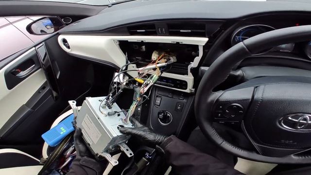 Toyota Auris 2017 head unit stereo removal смотреть онлайн