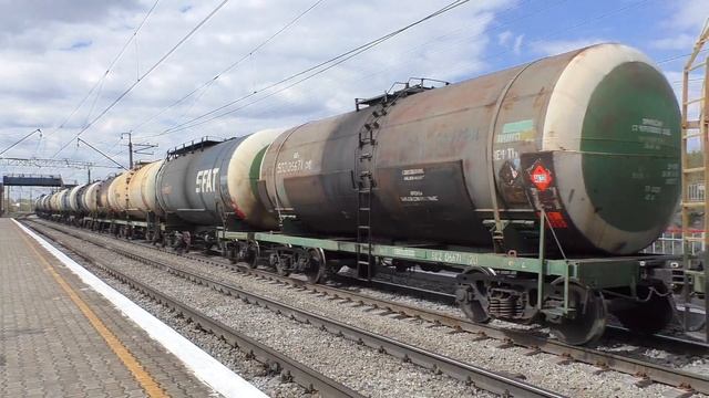 Электровоз 2ЭС6-072 с грузовым поездом смотреть онлайн